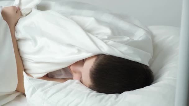 Băiat Ani Joacă Pat Aruncă Privire Sub Pătură Ascunde Sub — Videoclip de stoc