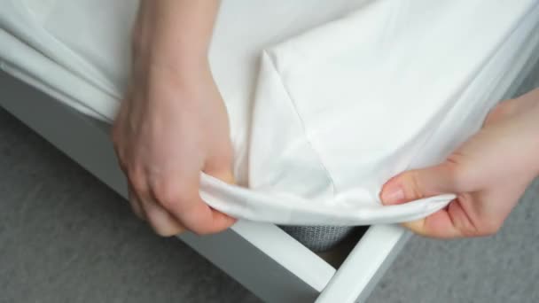 White Satin Sheet Elastic Band Put Mattress Bed Close Hands — ストック動画