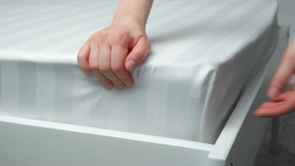 Lastik Bandın Çarşafını Yataktan Çıkarma Işlemi Çizgili Saten Beyaz Yatak — Stok video