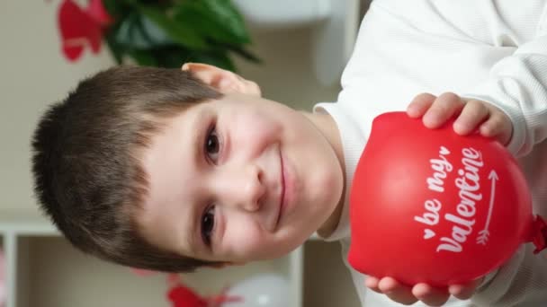 Söt Årig Pojke Håller Ballong Med Texten Vara Min Valentine — Stockvideo