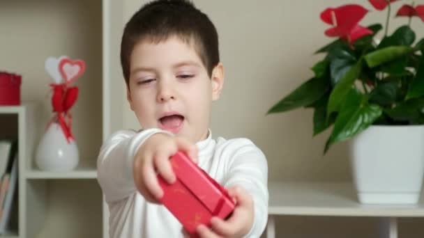 Cute Year Old Boy Gives Red Box Gift Mothers Day — Αρχείο Βίντεο