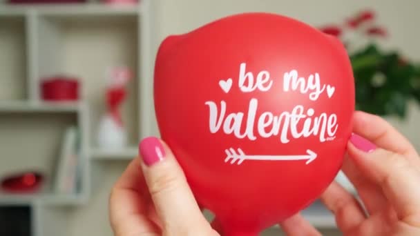 Globo Rojo Manos Femeninas Con Texto Sea San Valentín Flecha — Vídeo de stock