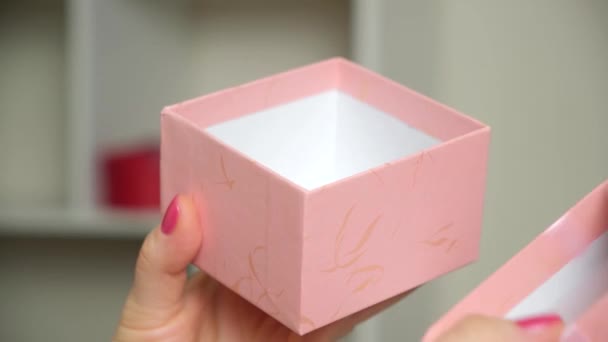 Ροζ Κουτί Δώρο Γυναικεία Χέρια Έννοια Των Δώρων Διακοπές Ημέρα — Αρχείο Βίντεο