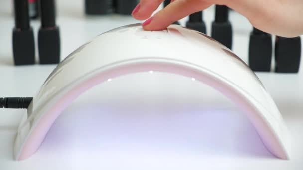 紫外光紫外光Led干燥灯 指甲油涂料聚合胶抛光剂 指甲油沙龙 — 图库视频影像