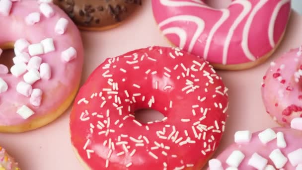 Donuts Met Rode Roze Chocolade Glazuur Marshmallows Draaien Het Uitzicht — Stockvideo