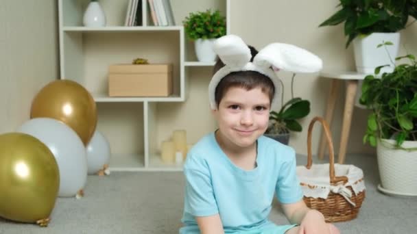 Easter Kid Een Grappige Jarige Jongen Met Konijnenoren Oren Vallen — Stockvideo