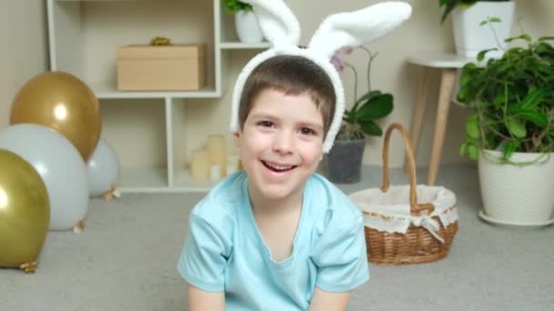 Letni Chłopiec Króliczymi Uszami Głowie Uśmiecha Się Patrząc Kamerę Wielkanoc — Wideo stockowe