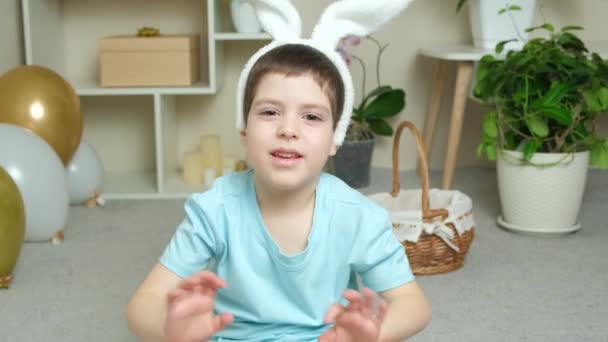 Wielkanocny Chłopiec Króliczymi Uszami Głowie Witam Patrząc Kamerę Śpiewając Piosenki — Wideo stockowe