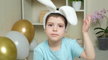 Paskalya çocuğu komik bir çocuk. Tavşan kulaklı, kulaklı 5 yaşında bir çocuk..