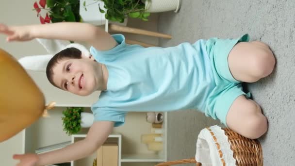 Παιδί Του Πάσχα Αυτιά Κουνελιού Στο Κεφάλι Παίζει Ένα Μπαλόνι — Αρχείο Βίντεο