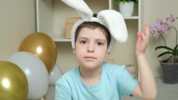 Velikonoční Kid Zábavný Pětiletý Chlapec Králičíma Ušima Padajícími Ušima — Stock video