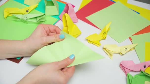 Origami Figuras Plegables Conejitos Pascua Papel Manos Cerca — Vídeo de stock