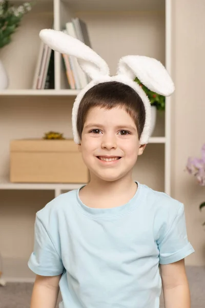 Niño Años Con Orejas Conejo Cabeza Sonríe Mirando Cámara Pascua —  Fotos de Stock
