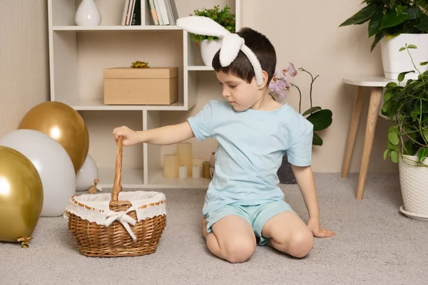 Easter Child Niño Preescolar Con Orejas Conejo Cabeza Juega Con —  Fotos de Stock