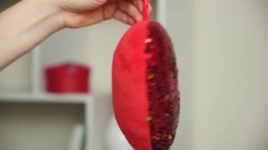 Sevgililer Günü Konsepti - Kalp Yastığı Kadın Ellerinde Sequins ile.