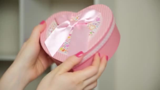 Różowe Pudełko Prezentem Rękach Kobiet Pomysł Prezenty Wakacje Walentynki Dzień — Wideo stockowe