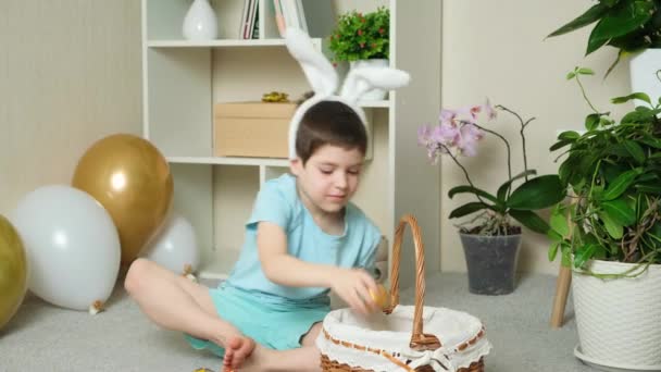 Velikonoční Školka Dítě Nebo Letý Chlapec Hraje Namalovanými Vejci Králičí — Stock video