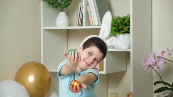 Dziecko Przedszkolu Wielkanocnym Lub Letni Chłopiec Bawiący Się Malowanymi Jajkami — Wideo stockowe