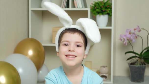 Pětiletý Školák Králičíma Ušima Hlavě Usmívá Kamery Velikonoce Děti — Stock video