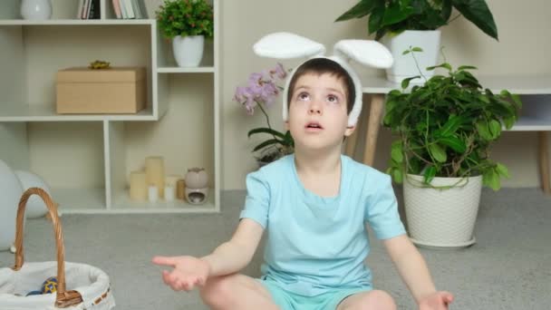 Wielkanocny Chłopiec Króliczymi Uszami Głowie Bawi Się Balonem — Wideo stockowe