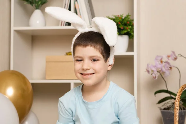 Niño Años Con Orejas Conejo Cabeza Sonríe Pascua Niños —  Fotos de Stock