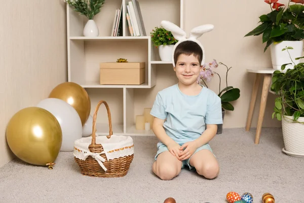 Húsvéti Gyermek Óvodás Fiú Nyúlfüllel Fején Játszik Egy Kosár Tojással — Stock Fotó