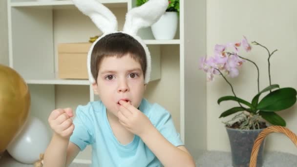 Portret Letniego Chłopca Który Marchewki Wielkanocne Dziecko Królicze Uszy Głowie — Wideo stockowe