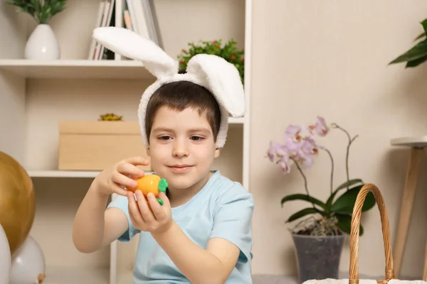 Wielkanocny Chłopiec Bawi Się Marchewką Królicze Uszy Głowie — Zdjęcie stockowe