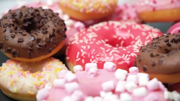 Donuts Mit Roten Rosa Und Schokoladenglasur Und Marshmallows Verdrehen Den — Stockvideo