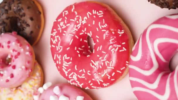 Donuts Red Pink Chocolate Icing Marshmallows Spin View — Vídeos de Stock
