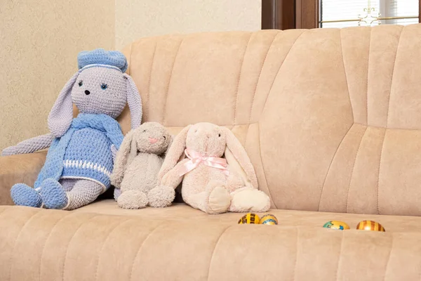 复活节卡片 上面有文字柔软的毛绒玩具 兔子坐在沙发上 — 图库照片
