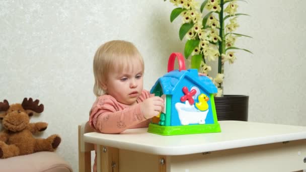 Aranyos Szőke Kislány Játszik Egy Műanyag Oktatási Játékkal Játékok Kisgyermekek — Stock videók