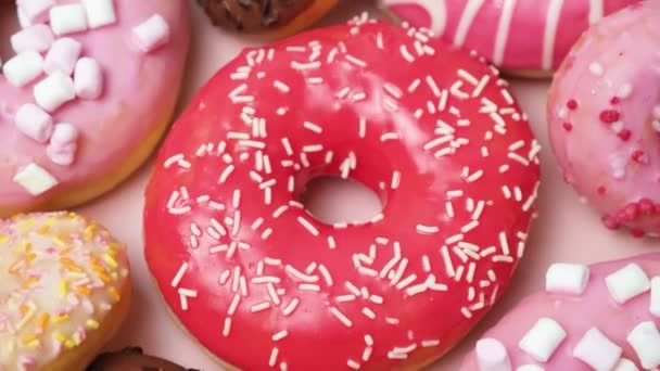 Donuts Met Rode Roze Chocolade Glazuur Marshmallows Draaien Het Uitzicht — Stockvideo