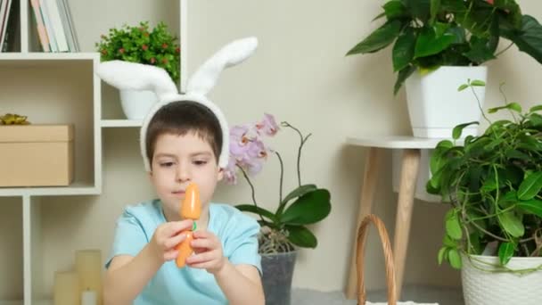 Anaokulundan Bir Paskalya Çocuğu Kafasında Tavşan Kulağı Havuçla Oynar — Stok video