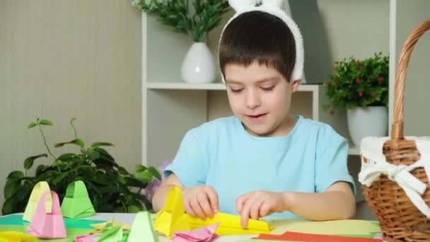 Дошкільний Хлопчик Кролячими Вухами Голові Робить Великодні Вироби Орігамі Статуетки — стокове відео