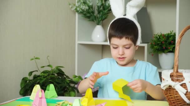 Przedszkolak Króliczymi Uszami Robi Wielkanocne Rzemiosła Figurki Origami Królików Kosze — Wideo stockowe