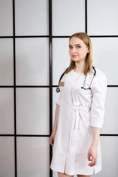 Retrato Uma Jovem Médica Uniforme Branco Com Estetoscópio Redor Pescoço — Fotografia de Stock
