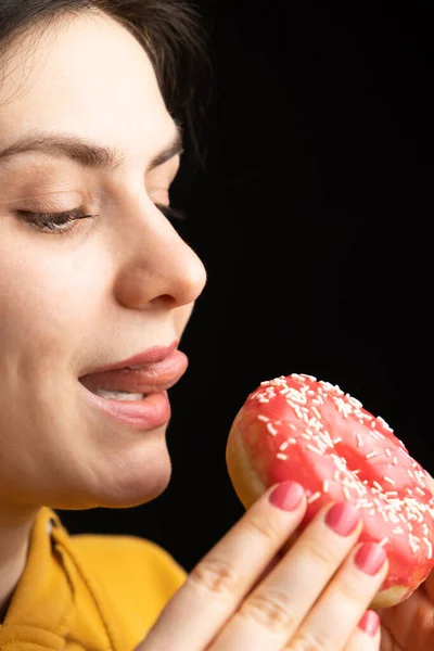 Жінка Збирається Їсти Пончик Обнюхає Його Звільняє Запах Смак Їжі — стокове фото