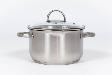 Cam kapaklı paslanmaz çelik kap ve beyaz arka planda boşaltma borusu.