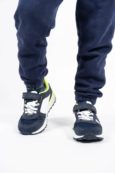 Sapatos Infantis Azul Crianças Tênis Tênis Corrida Nas Pernas Menino — Fotografia de Stock
