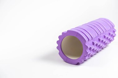 Masaj silindiri, miyofasyal gevşeme. Sırt ve vücut kaslarına masaj yapmak için spor aletleri.