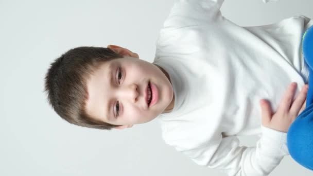 Netter Jähriger Junge Streicht Sich Über Den Bauch Und Umarmt — Stockvideo