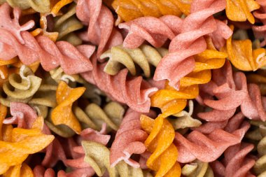 Sarmal şeklinde pirinç sebzeli makarna, üst manzara. Domatesli, seleneralı, havuçlu ve pancarlı sağlıklı pirinç makarnası..