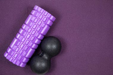Masaj silindiri ve kasları gevşetmek için çift top. Spor malzemeleri..