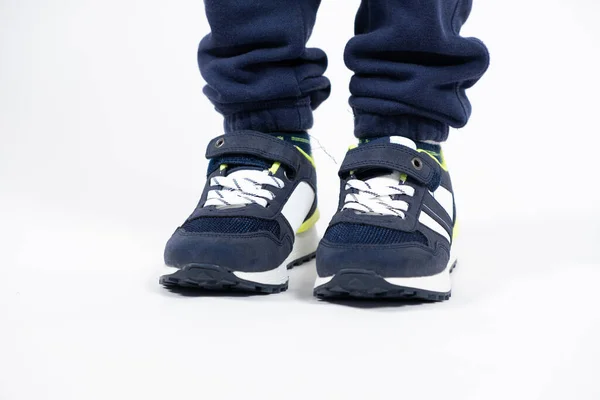 Kinderschoenen Blauwe Kinderen Lopen Schoenen Sneakers Benen Van Een Vijf — Stockfoto