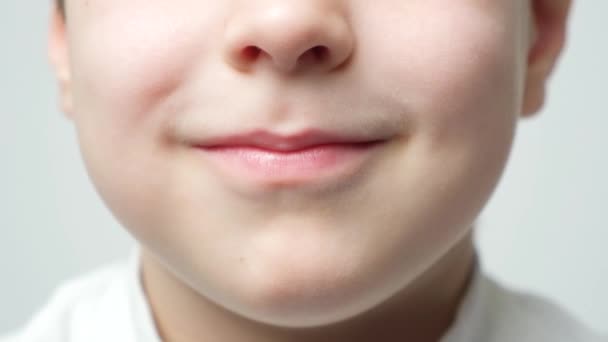 Sourire Enfant Âge Préscolaire Lèvres Rapprochées Des Dents Bébé Enfant — Video