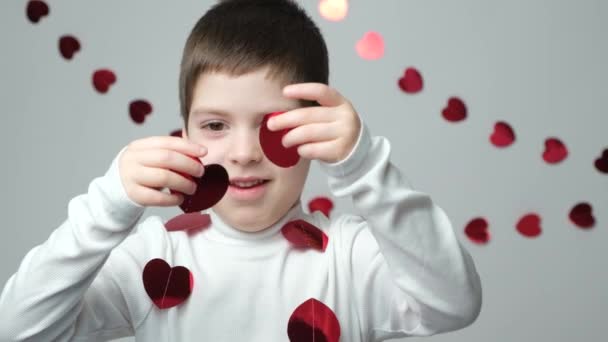 Aranyos Kis Óvodás Fiú Játszik Egy Koszorú Formájában Szív Valentin — Stock videók
