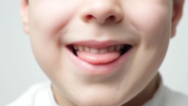 Førskolebarn Dreng Viser Tungen Closeup – Stock-video