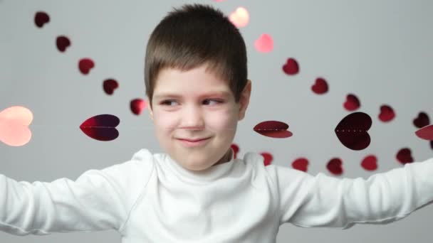 Симпатичный Маленький Дошкольник Играет Гирляндой Виде Сердец День Святого Валентина — стоковое видео