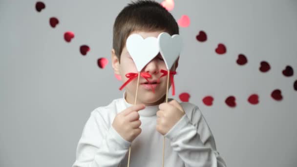 Ημέρα Παιδιού Και Αγίου Βαλεντίνου Ένα Αγόρι Παίζει Δύο Καρδιές — Αρχείο Βίντεο